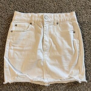 EUC American Eagle Outfitters White Denim Mini Skirt SZ 6 stretch Distress